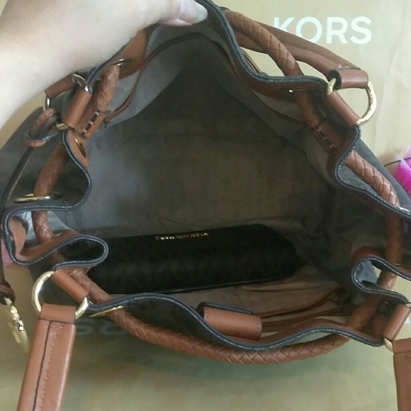 Micheal kors gathered Large purse ONLY - Picture 5 of 6